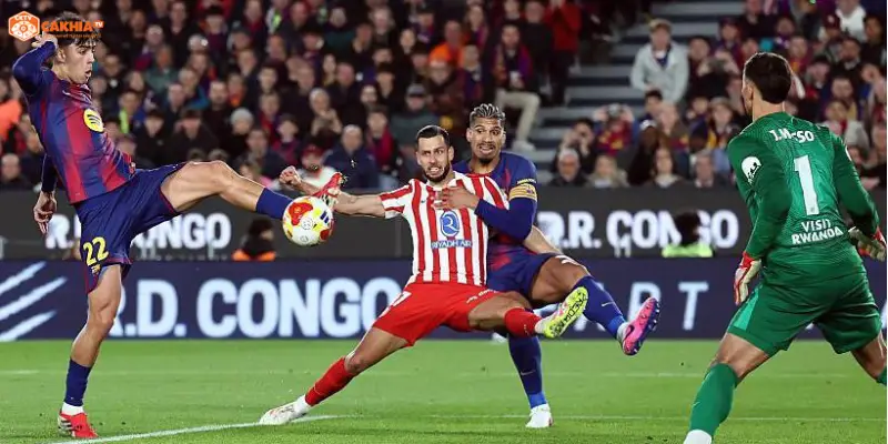 Các cầu thủ pressing quyết liệt trong trận Barcelona vs Atlético de Madrid kịch tính