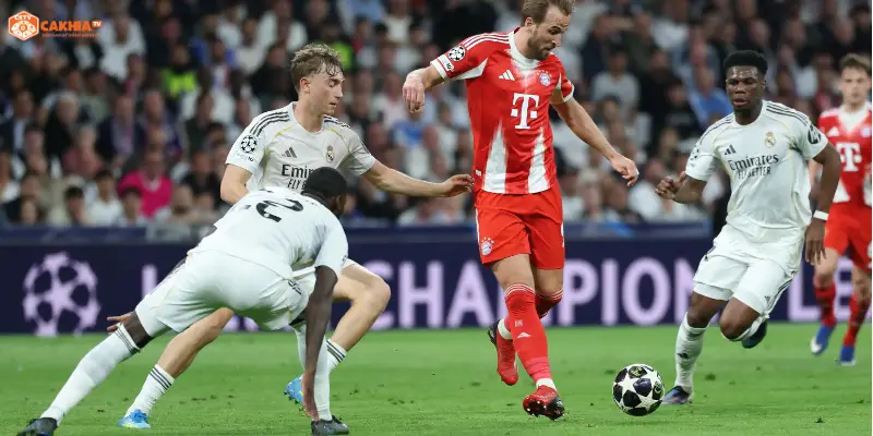 Các cầu thủ pressing quyết liệt trong trận Bayern Munich vs Real Madrid kịch tính