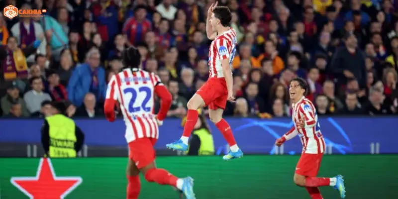 Julian Alvarez và Robert Lewandowski sẵn sàng đối đầu trong trận Atlético de Madrid vs Barcelona