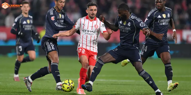 Không khí cuồng nhiệt trên khán đài Santiago Bernabéu trước trận Real Madrid vs Girona